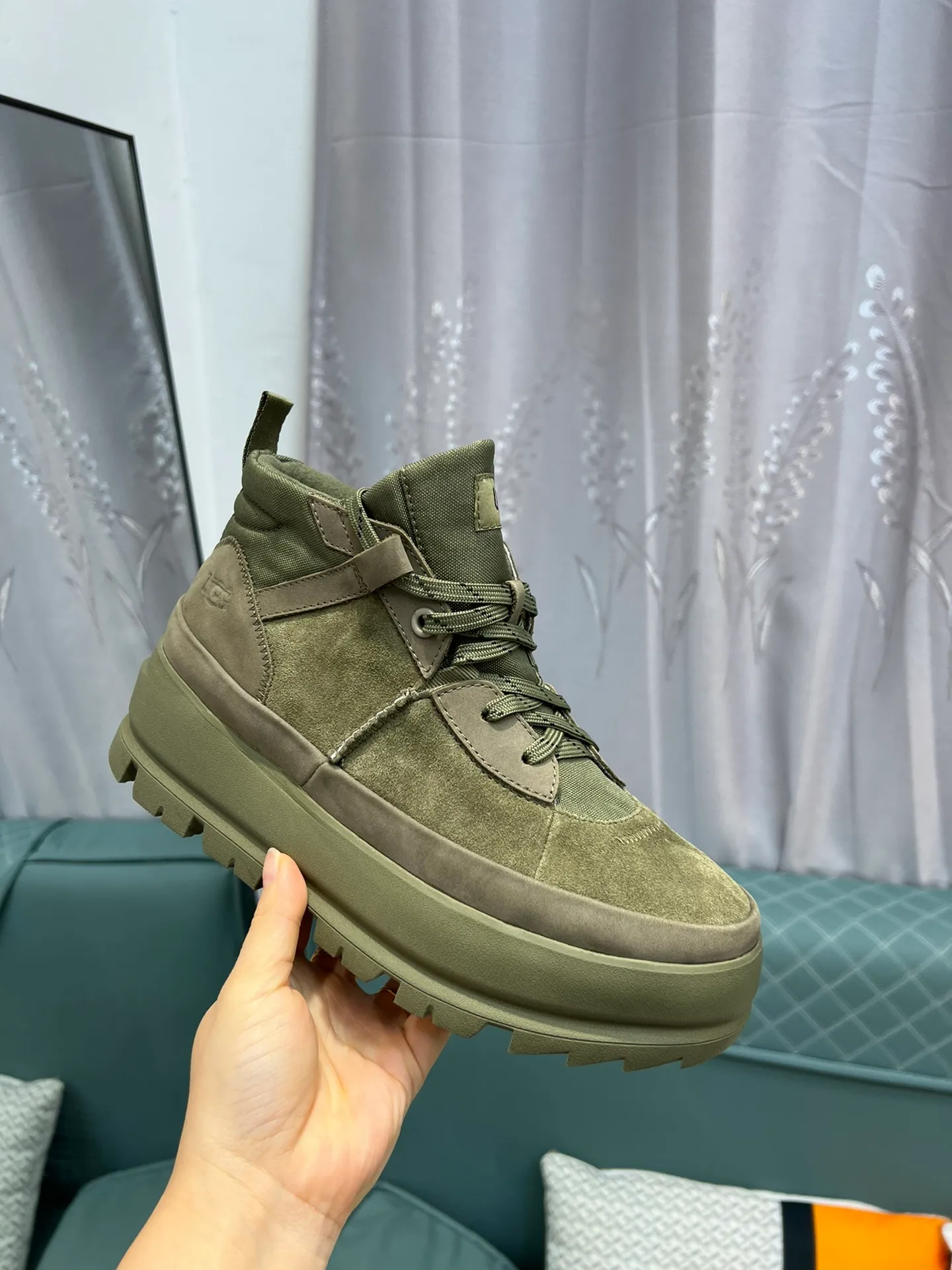 Men's shoes 💰620 (UGG) New 👉 Warm series for casual men, the simple and elegant shoe style sublimates the classics, the fabric is made of imported cowhide embossed ➕ warm real wool lining, and the special rubber outsole upgrades the wearing experience ✌️ Comfortable on the feet, very domineering! Code number:38-44